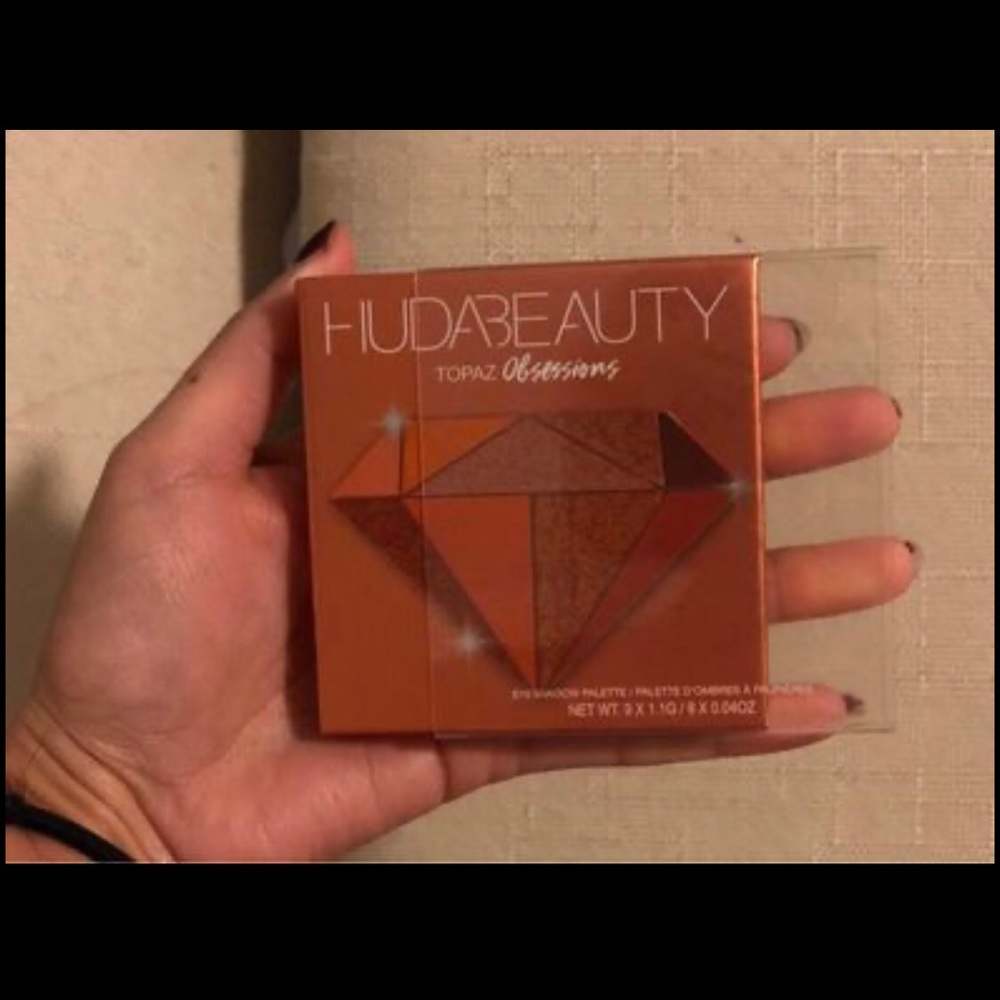 Huda beauty eyeshadow palette